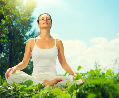 Yoga yapan bir kadın.