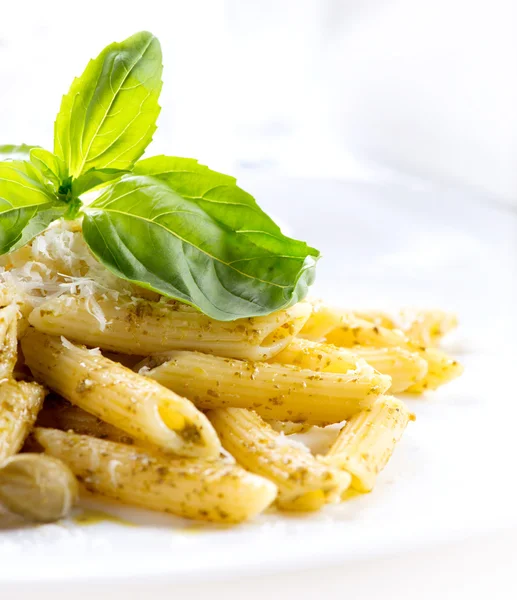 Makaron penne z sosem pesto. — Zdjęcie stockowe