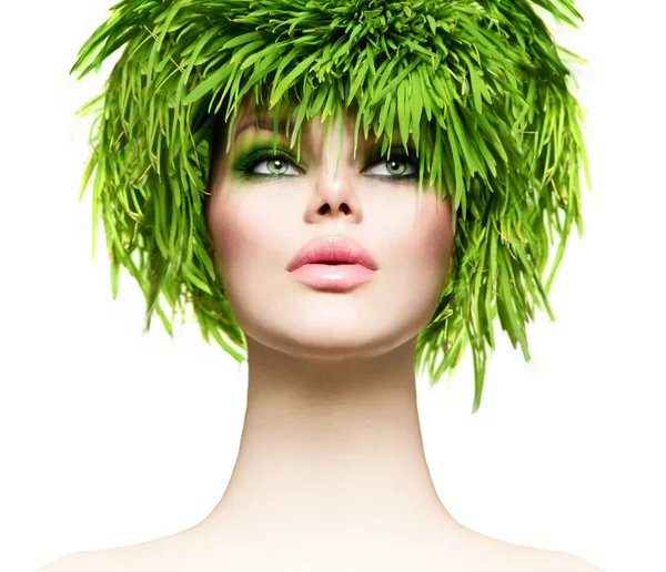 Femme aux cheveux d'herbe . — Photo