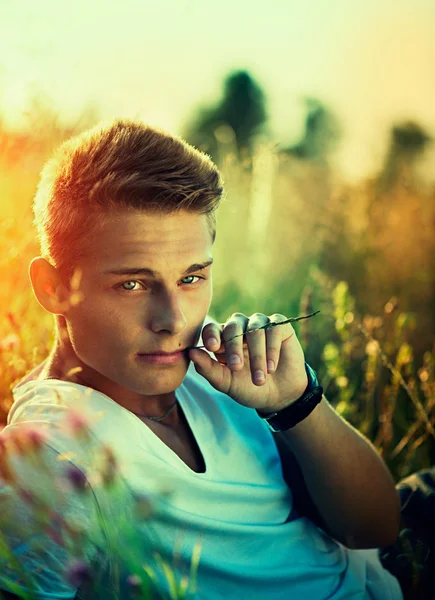 Man enjoying nature outdoors — Stock Photo, Image