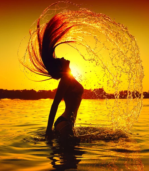 Menina salpicando água com cabelo — Fotografia de Stock