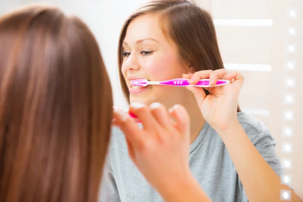 Teenage girl brushing her teeth — Stock Photo, Image