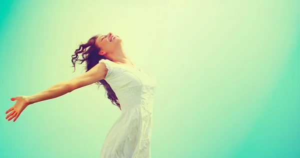 Mujer disfrutando de la naturaleza . — Foto de Stock