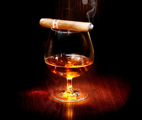 Cognac en een sigaar. — Stockfoto