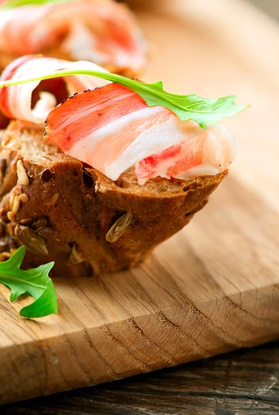 Brotscheiben mit Schinken — Stockfoto