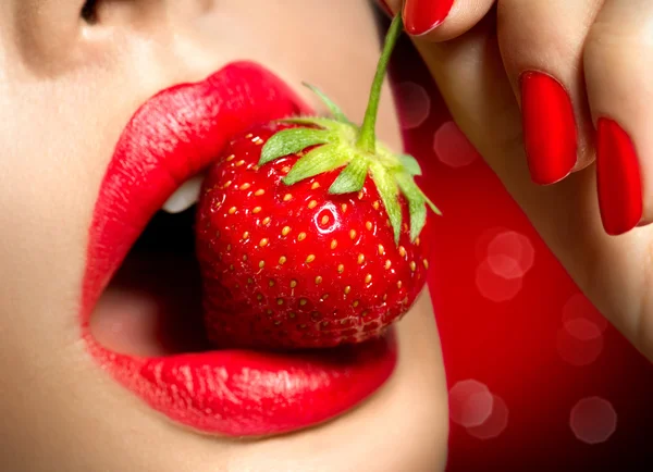 Sexig kvinna äta jordgubbar. — Stockfoto