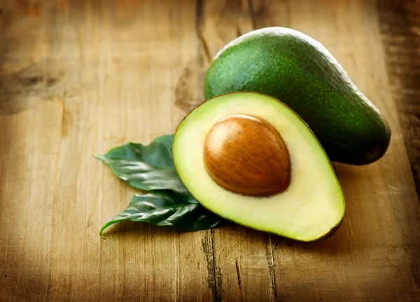 Organische avocado's met bladeren — Stockfoto