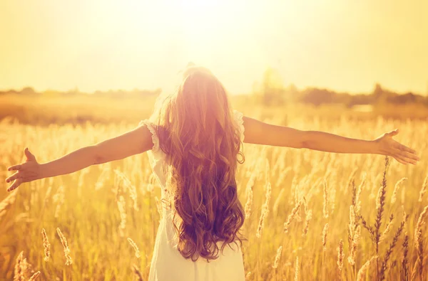 Teenage girl  enjoying nature — Stock Photo, Image