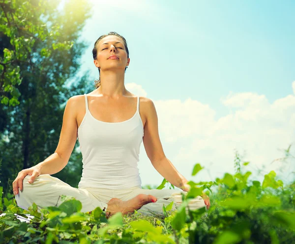 Mujer haciendo ejercicios de yoga — Foto de Stock