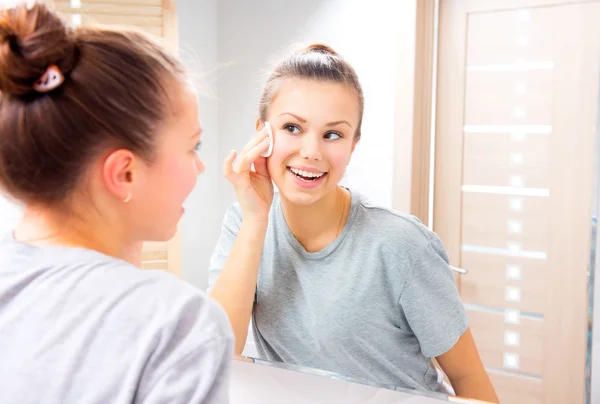 Reinigen van haar gezicht meisje — Stockfoto