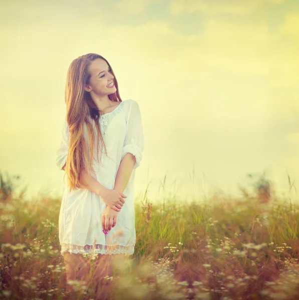 Teenage  girl enjoying nature — Stock Photo, Image