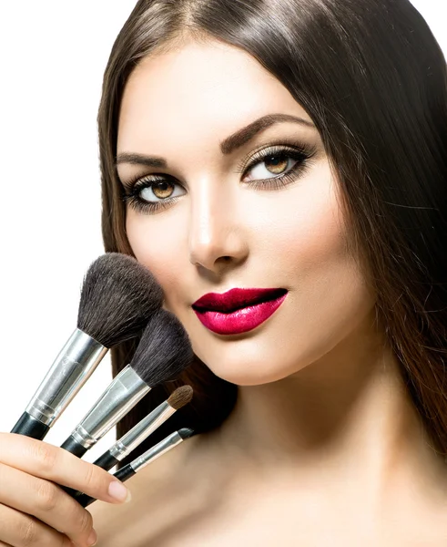 Mujer con pinceles de maquillaje . — Foto de Stock