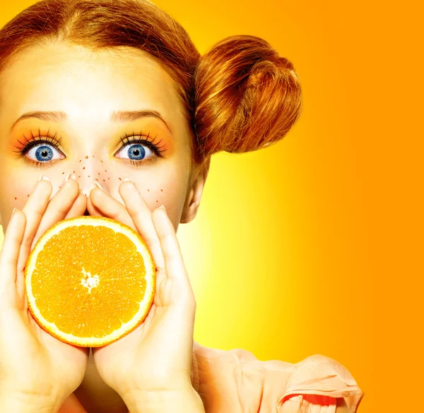 Menina leva laranja suculento . — Fotografia de Stock