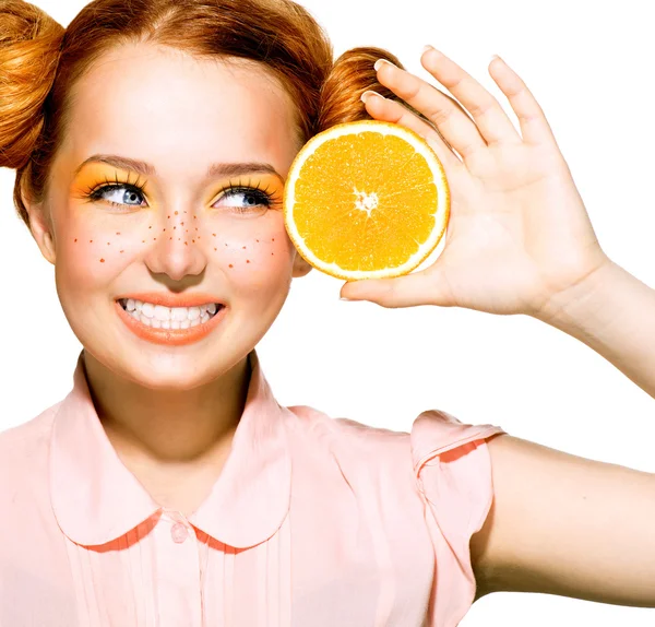 Mädchen mit saftigen Orange — Stockfoto