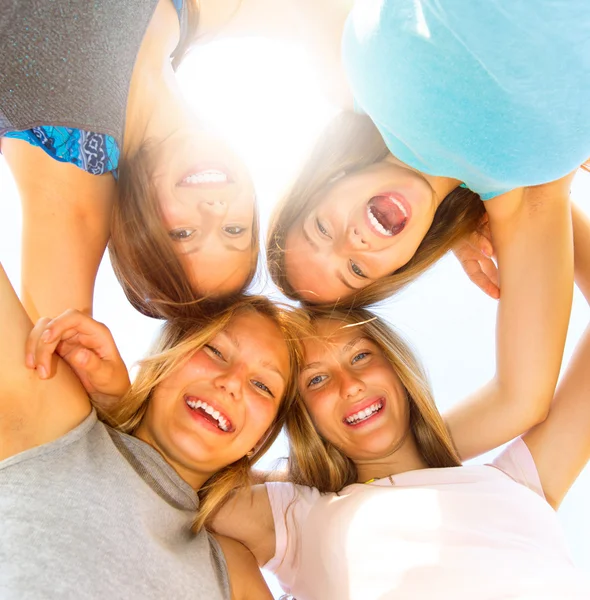 Groep van tiener meisjes plezier — Stockfoto