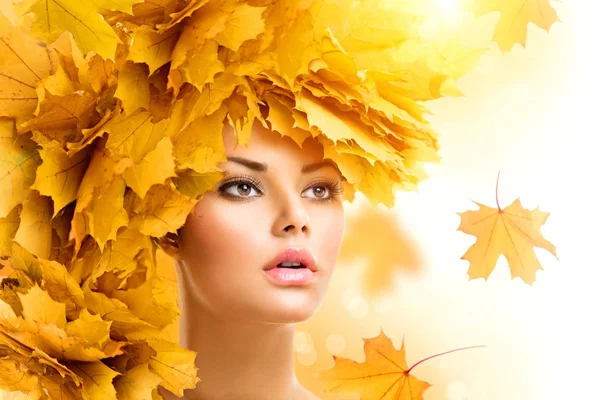 Mulher de outono com folhas penteado . — Fotografia de Stock