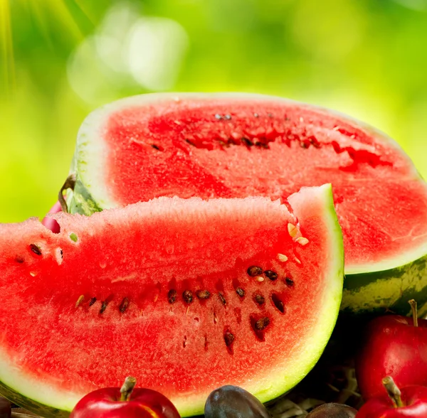 Saftige reife Bio-Wassermelone — Stockfoto