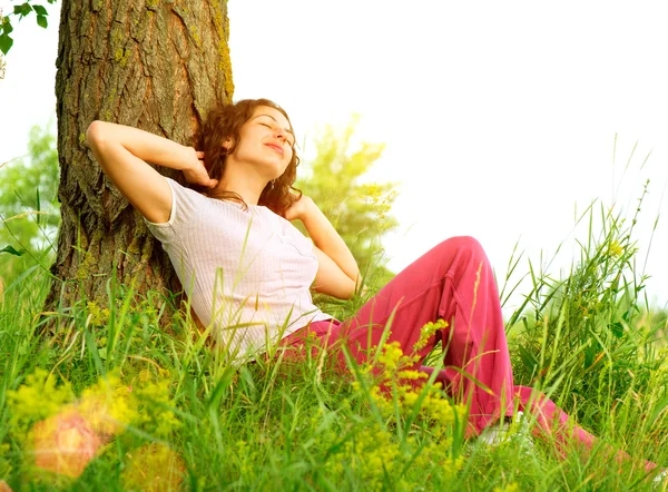 Mujer al aire libre disfrutando de la naturaleza — Foto de Stock