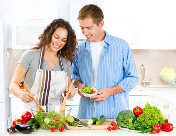 Pareja cocinando juntos — Foto de Stock