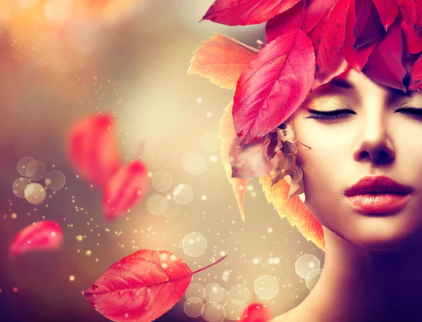 Autumn Woman with autumn leaves — Stock Photo, Image