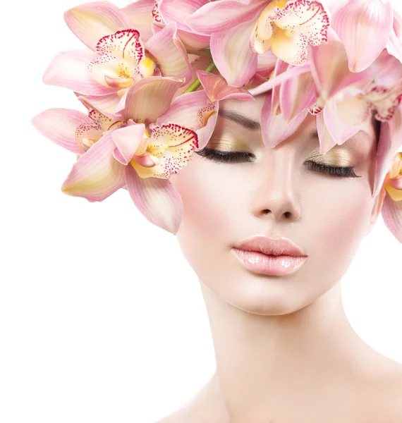 Tjej med orkidé blommor hår — Stockfoto