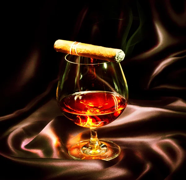 Cognac und Zigarre. — Stockfoto