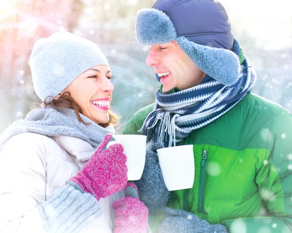 Casal de inverno beber bebida quente — Fotografia de Stock