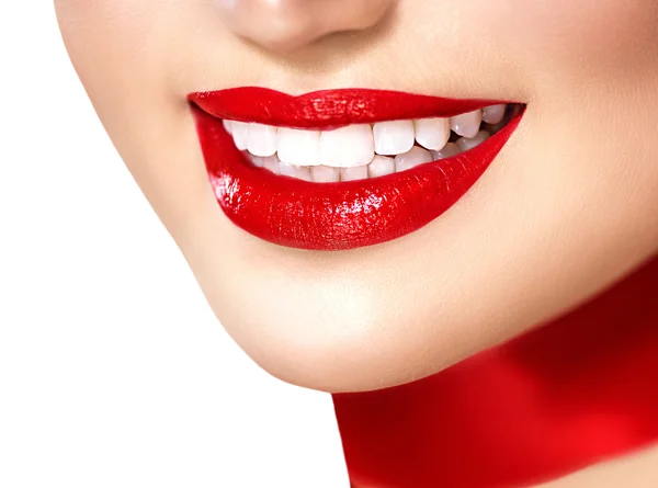 Krásná usměvavá dívka s červeným hedvábím — Stock fotografie