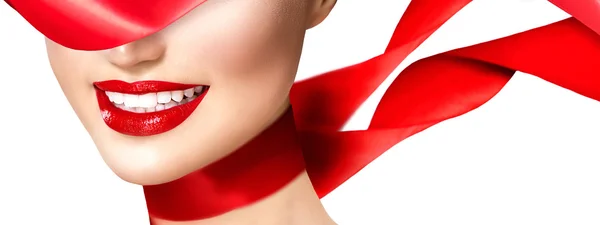 Красивая модель девушка с красными губами — стоковое фото
