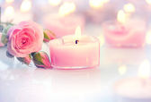 rosa Kerzen und rosa Blumen
