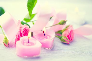 Pembe mum ve gül çiçek