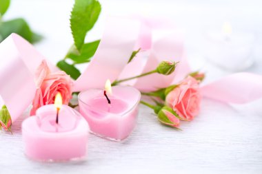 Pembe mum ve gül çiçek