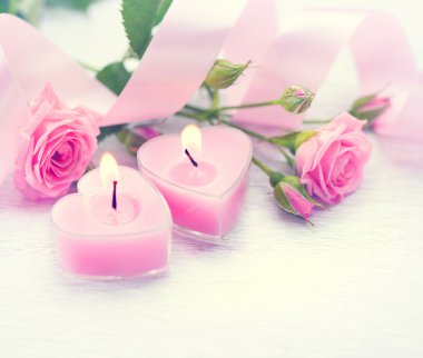kalp şeklinde mum ve gül çiçek