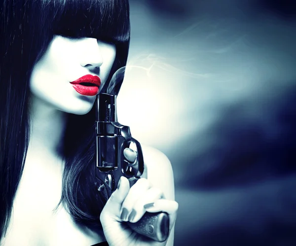 Sexy modelo mujer con pistola . — Foto de Stock