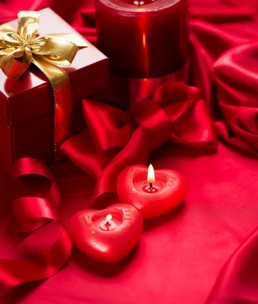 Αγίου Βαλεντίνου κόκκινα κεριά και δώρο — Φωτογραφία Αρχείου