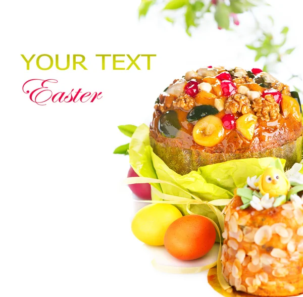 Torta di Pasqua e uova dipinte . — Foto Stock