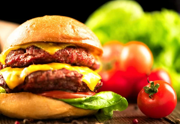 Cheeseburger con insalata fresca — Foto Stock