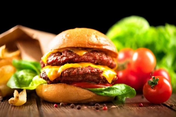 Cheeseburger con insalata fresca — Foto Stock