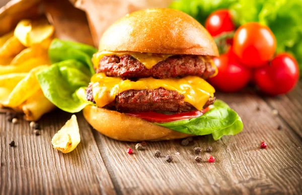 Hamburguesa con queso y ensalada fresca — Foto de Stock