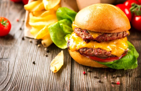 Hamburguesa con queso y ensalada fresca — Foto de Stock