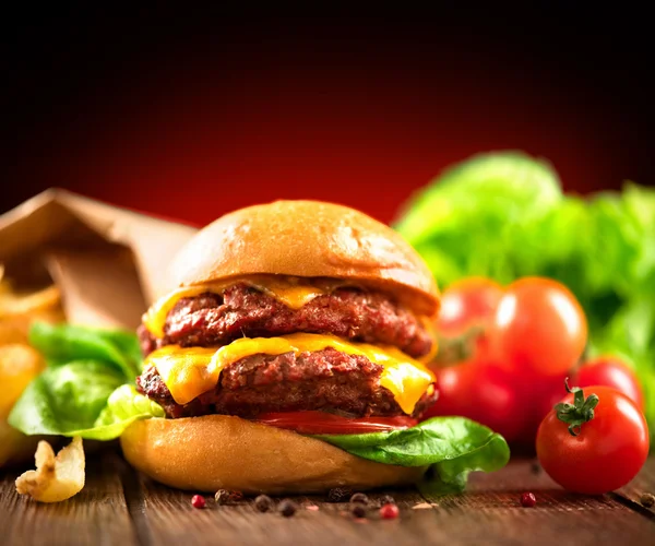 Cheeseburger mit frischem Salat — Stockfoto