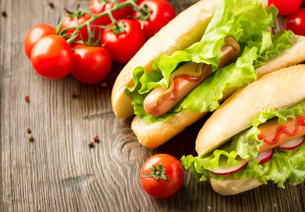 Gegrillte Hot Dogs mit Ketchup — Stockfoto