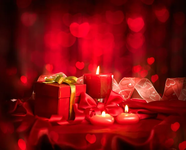 Velas rojas de San Valentín y regalo — Foto de Stock