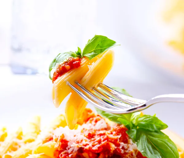 Pasta de penne con salsa boloñesa —  Fotos de Stock