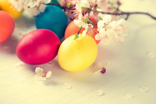 Huevos coloridos de Pascua con flores —  Fotos de Stock