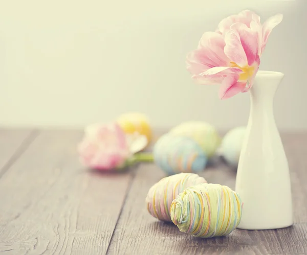 Ovos coloridos e flores de tulipa — Fotografia de Stock