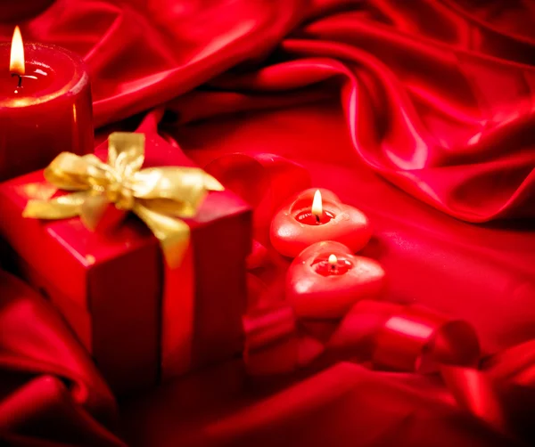 Валентина красные свечи и подарок — стоковое фото