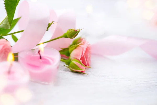 Corazón en forma de velas y flores — Foto de Stock