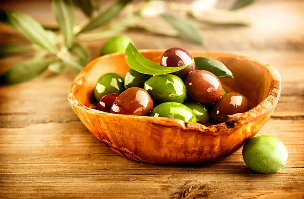 Olijven en olijfolie op tafel — Stockfoto