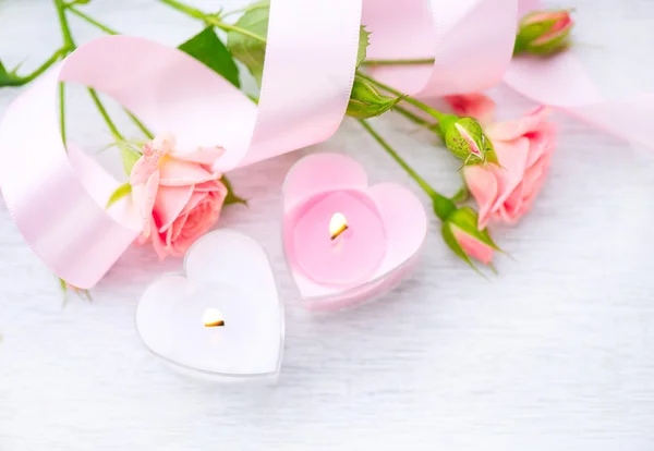 Corazón en forma de velas y rosa — Foto de Stock